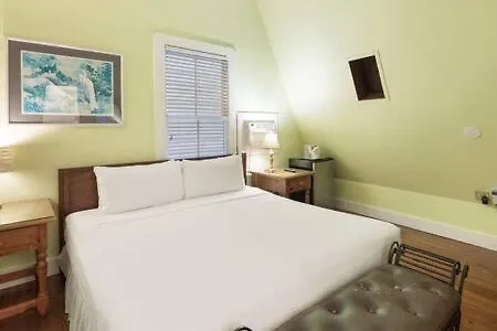 Curry House - Pool, King Bed & Balcony! Room 7